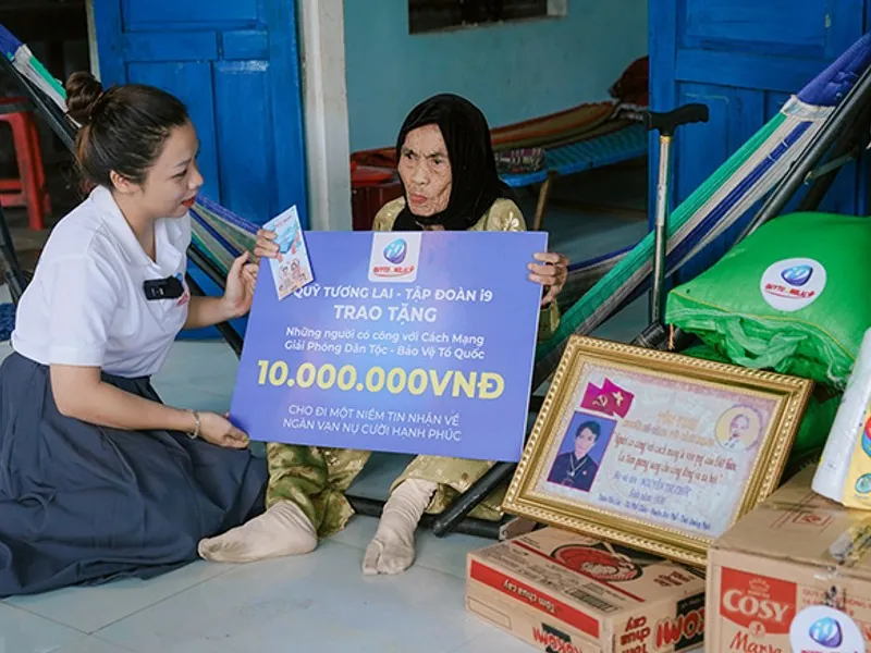 Một nhóm người đang ngồi vòng tròn trong buổi trị liệu, lắng nghe và chia sẻ kinh nghiệm về việc vượt qua nghiện cờ bạc.