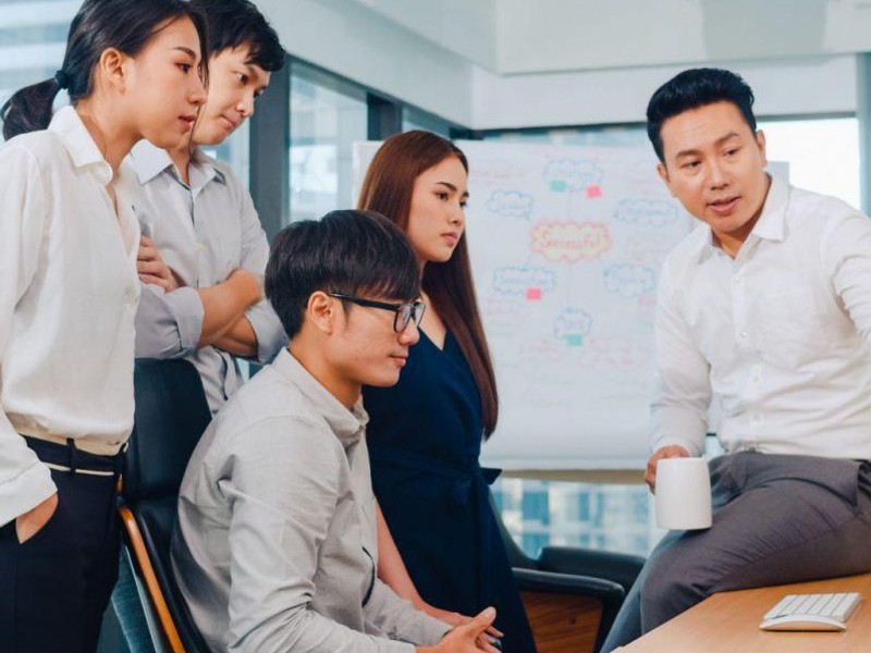 Một người đàn ông đang ôm đầu với vẻ mặt căng thẳng, thể hiện sự lo âu và tuyệt vọng do cờ bạc gây ra.