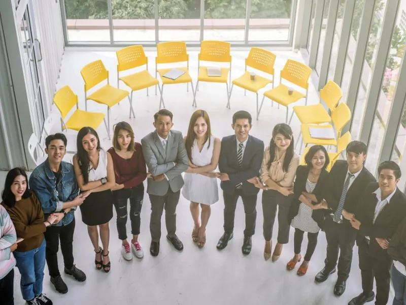 Người chơi đang phân tích trận đấu đá gà để đưa ra quyết định